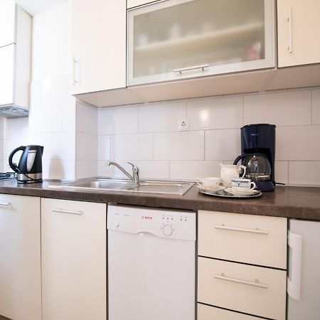 Apartment Marina With Sea View 로브란 외부 사진