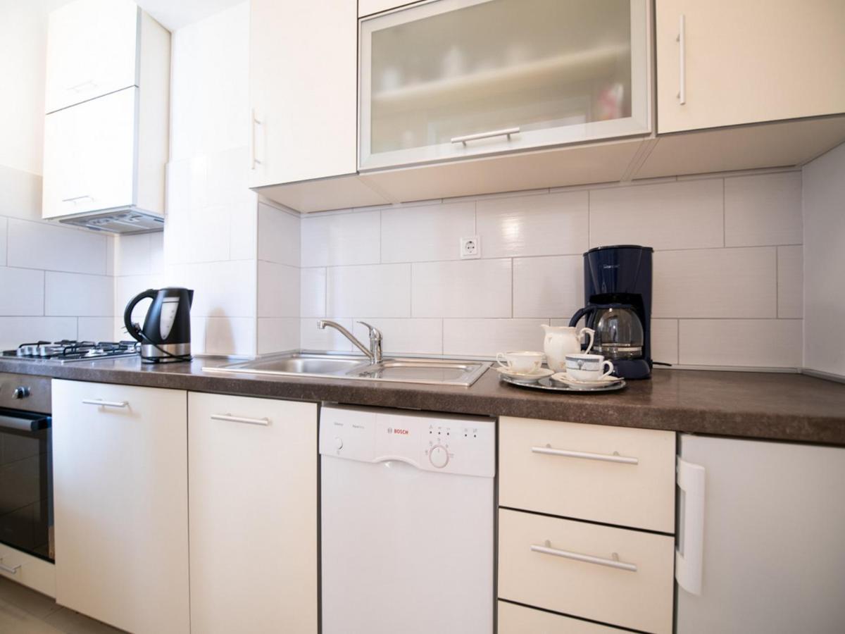 Apartment Marina With Sea View 로브란 외부 사진